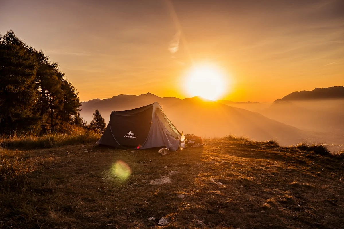 چادر در کمپ کوهستانی هنگام غروب برای آموزش شبمانی ایمن