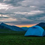 چادر کوهنوردی در محل کمپ امن با پسزمینه کوهستان