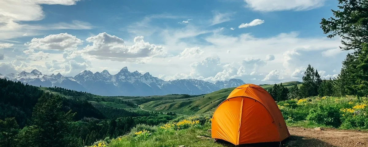 کمپ کوهستانی برای توضیح عایق حرارتی زیرانداز و R-Value