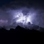 رعدوبرق بر فراز کوهستان برای آموزش ایمنی صاعقه