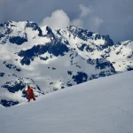 کوهنورد در دامنه برفی کوهستان؛ تصویر مرتبط با حادثه مونت شاستا