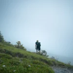 کوهنورد در مسیر مه‌آلود کوهستان برای آموزش مسیریابی ایمن