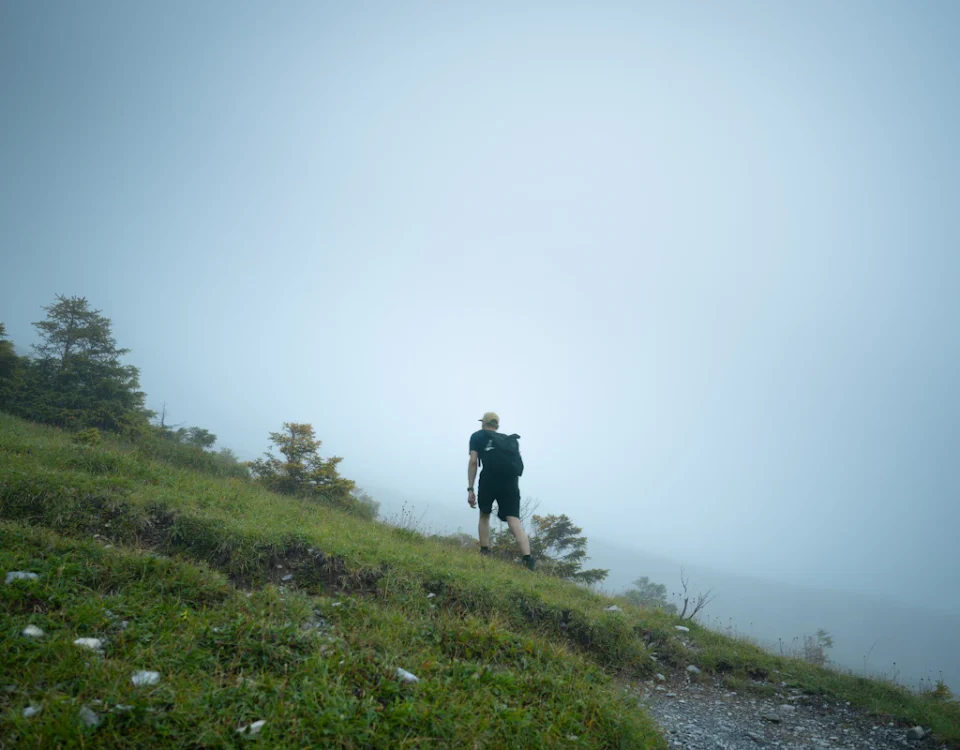 کوهنورد در مسیر مهآلود کوهستان برای آموزش مسیریابی ایمن