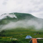 چادر در دامنه مهآلود برای مقایسه چادر تکپوش و دوپوش
