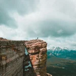 سنگ‌نورد روی دیواره مرتفع؛ تصویر آرشیوی برای خبر نجات با پهپاد در استاواموس چیف