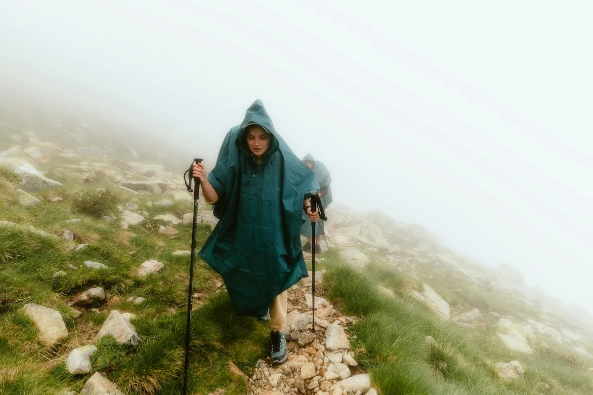 کوهنورد با پوشش ضدباران در مسیر کوهستانی