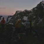 گروه طبیعت‌گرد کنار چادر در محل کمپ کوهستانی