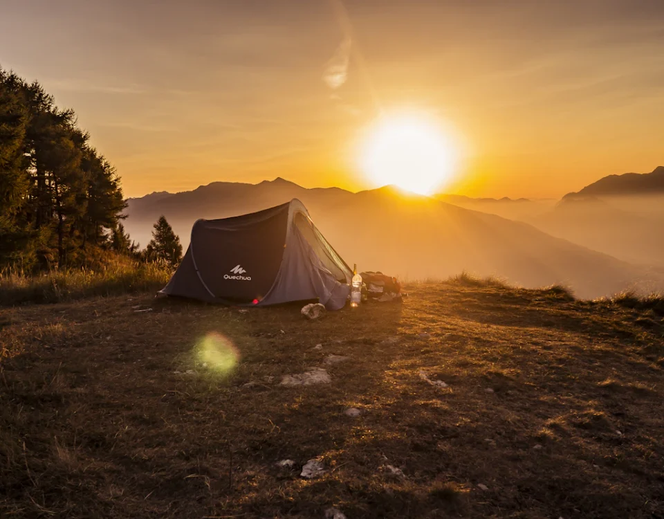 کیسه خواب و چادر برای کمپ پاییزی در کوهستان