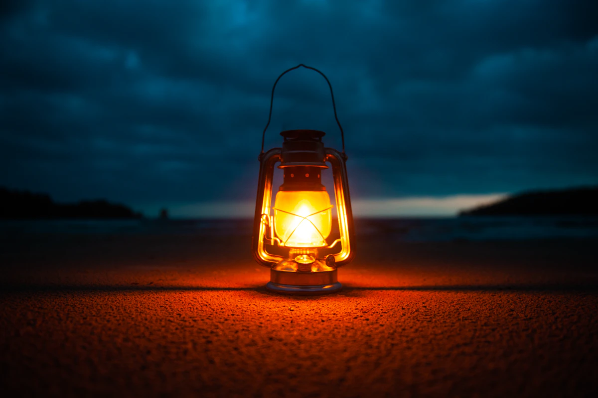 چراغ روشن برای ایمنی و نظم کمپ در شب